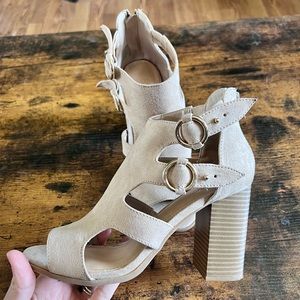 Womens size 6 - Tan - Cut out heel